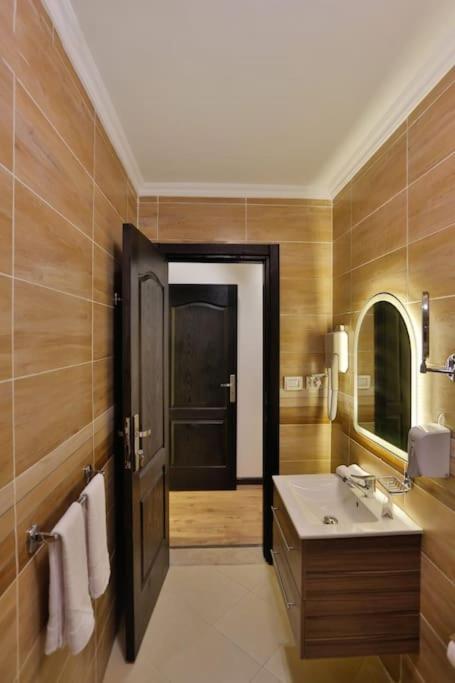 Parkside Boutique 3 Bbr Serviced Apartment - Ocean Blue - Near Airport Kairo Exteriör bild